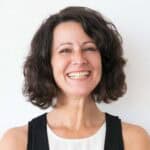 Eine glückliche erfolgreiche Frau posiert mit gefalteten Armen